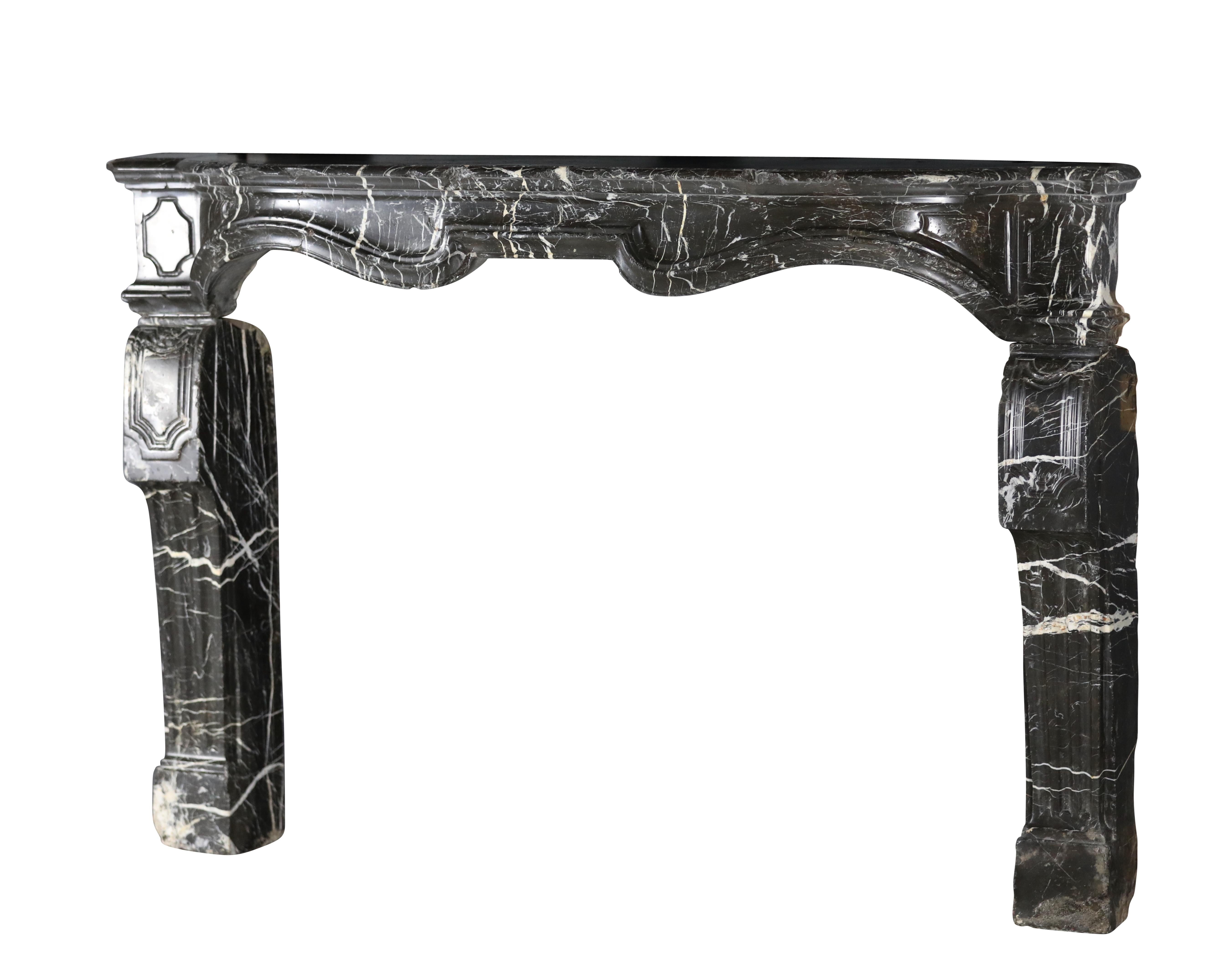 17th Century Small Fireplace Mantel In Dark Marble With White Veining For Sale 2