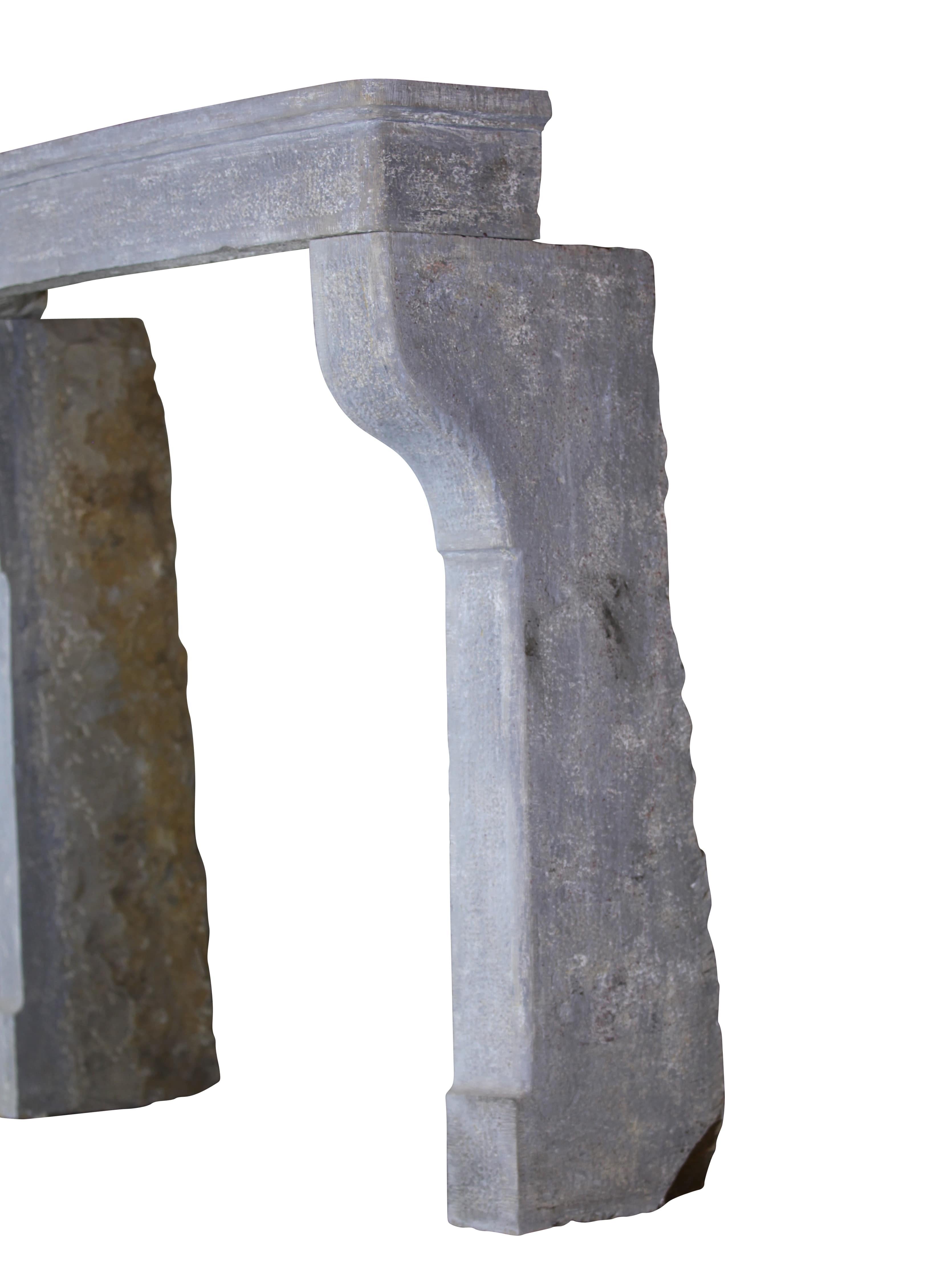 17. Jahrhundert kleine französische rustikale Kalkstein antiken Kamin Surround im Angebot 8