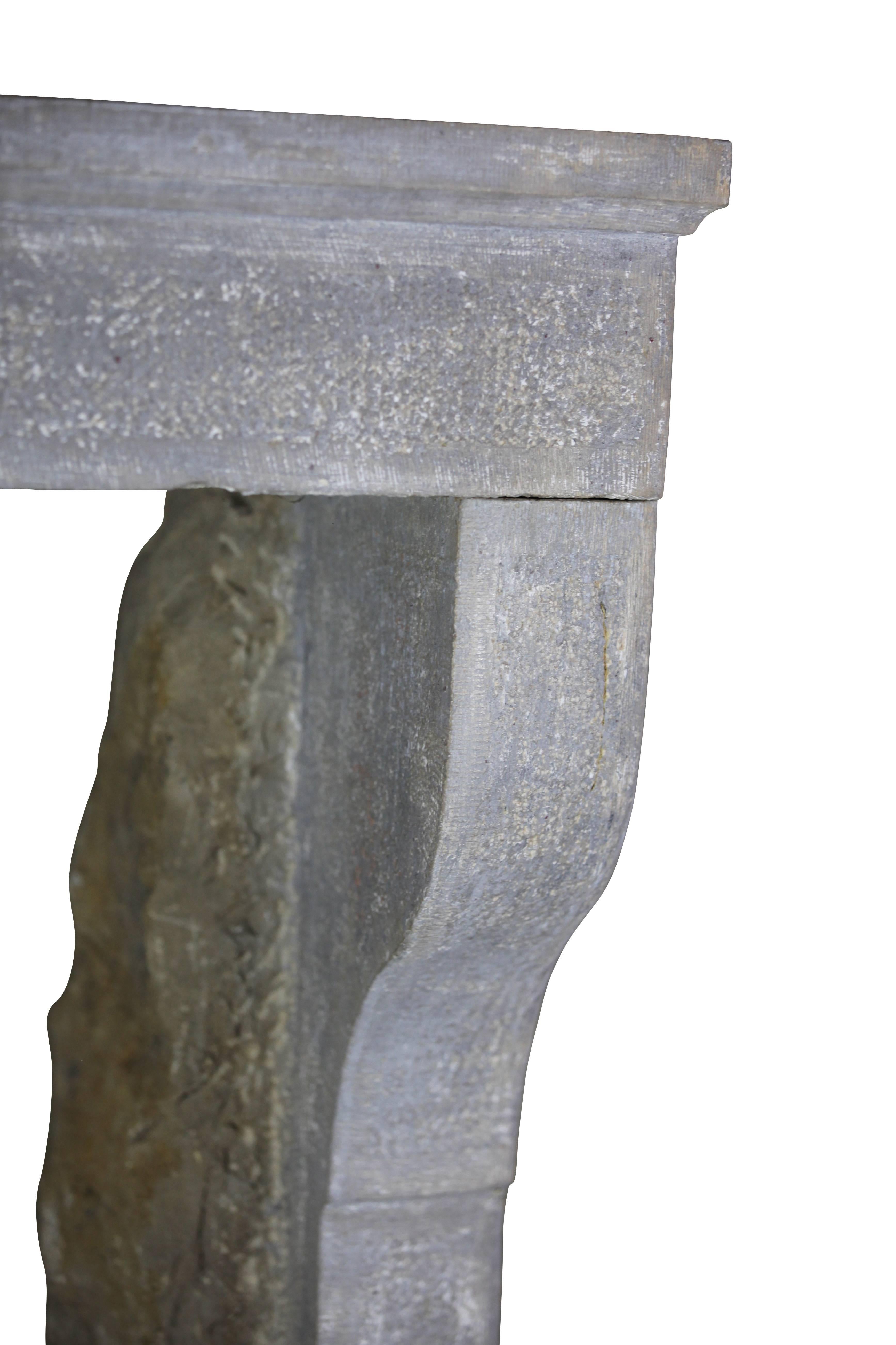 17. Jahrhundert kleine französische rustikale Kalkstein antiken Kamin Surround im Zustand „Hervorragend“ im Angebot in Beervelde, BE