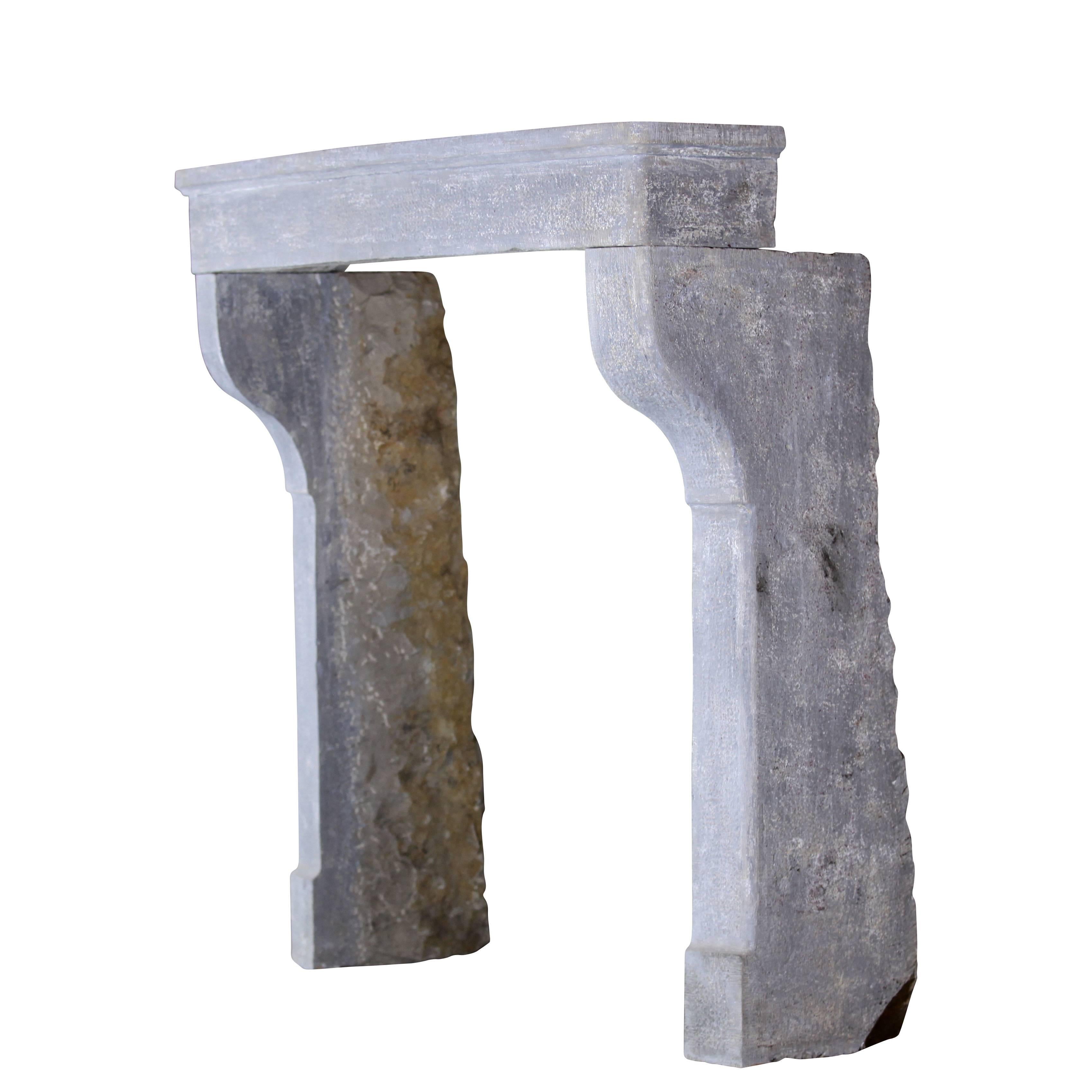 17. Jahrhundert kleine französische rustikale Kalkstein antiken Kamin Surround im Angebot 2