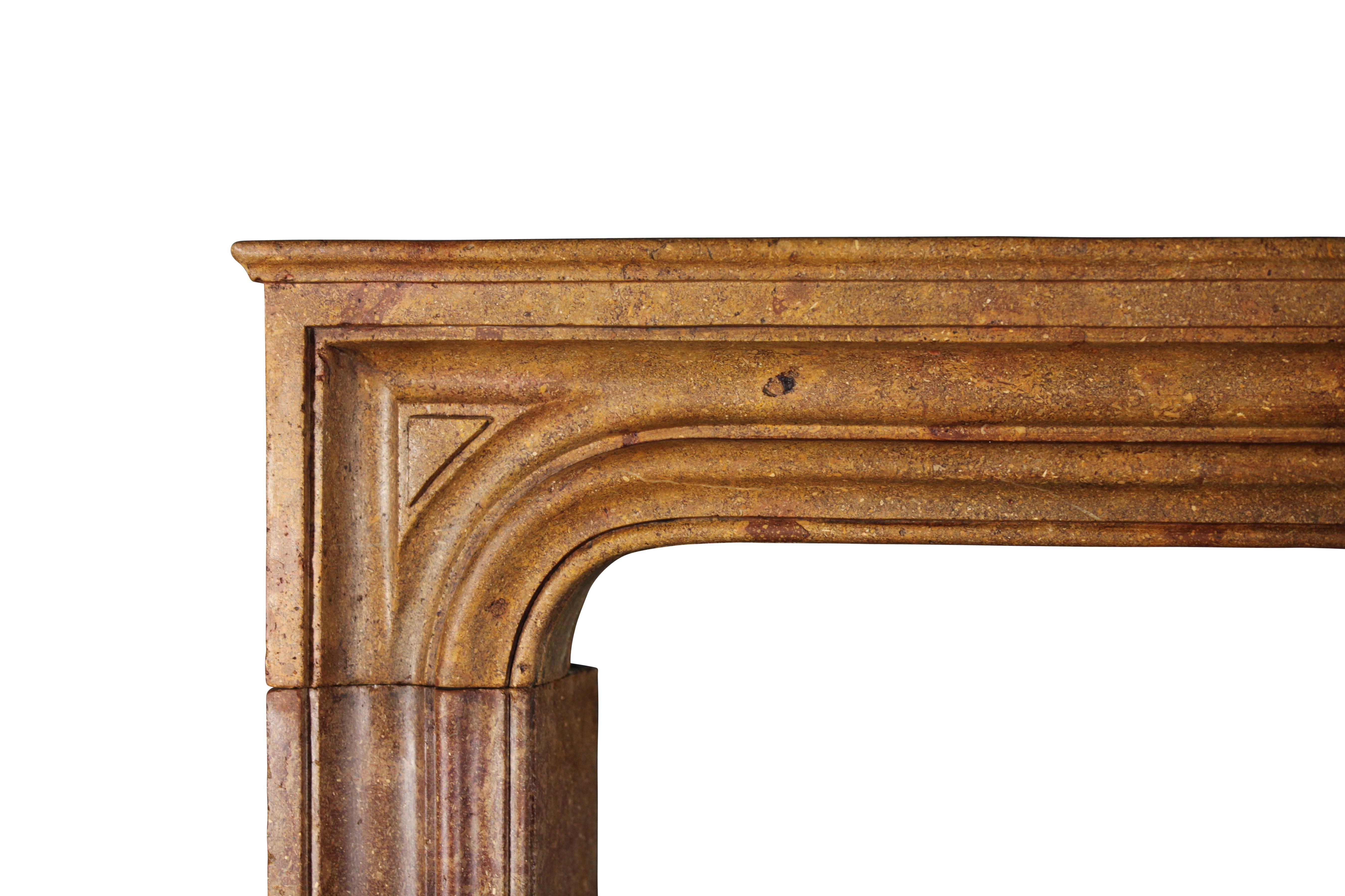 Fine European And Small Straight Italian Antique Fireplace Surround in Marble In Good Condition For Sale In Beervelde, BE