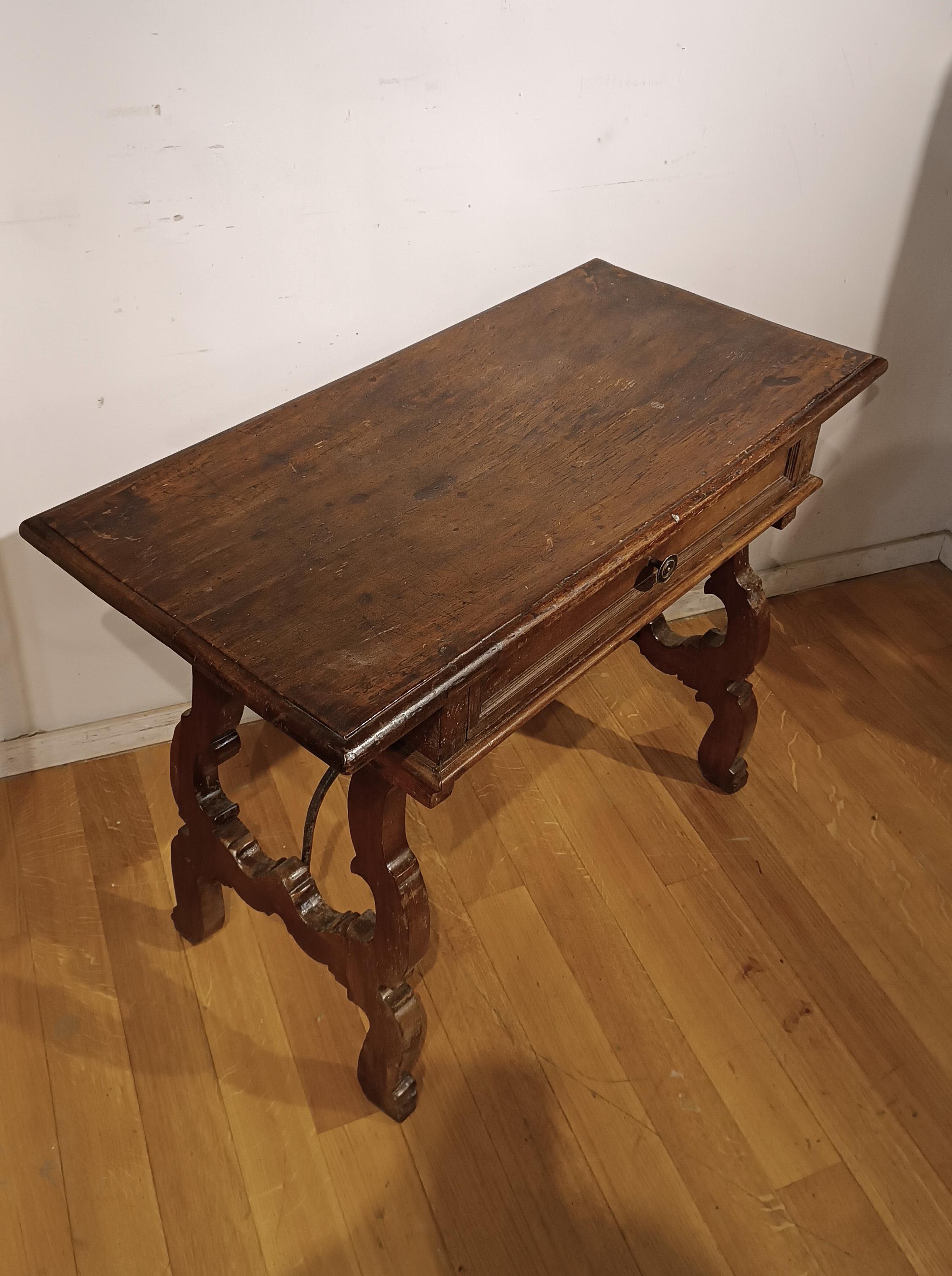 17th CENTURY SMALL WALNUT DESK In Good Condition For Sale In Firenze, FI