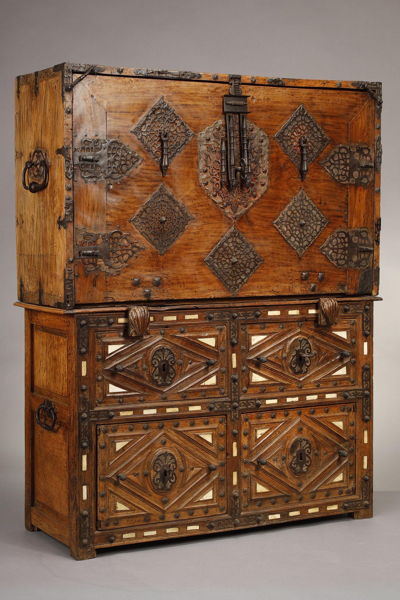 Magnificent Bargueno, Spanish cabinet of the XVIIth century, in walnut on its taquillon, chest of drawers. The set is divided into two superposable parts. The upper part, called Bargueno, has two side handles and a wrought iron openwork decoration