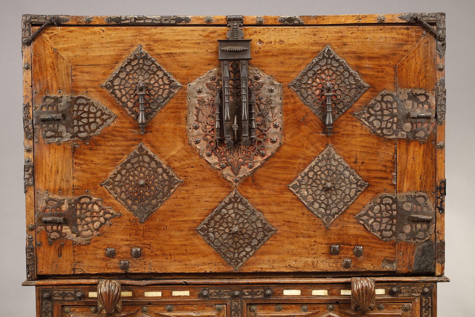 17th Century Spanish Bargueno and Taquillon in Walnut and Bone Marquetry In Fair Condition In Paris, FR