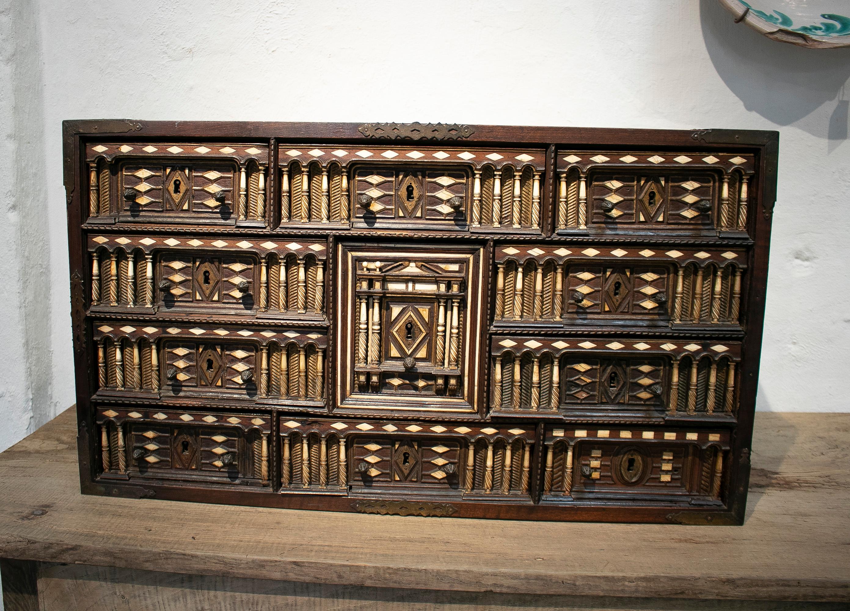 17th Century Spanish Bargueño Desk Hand Made 10-Drawer Wooden Portable Chest In Good Condition In Marbella, ES