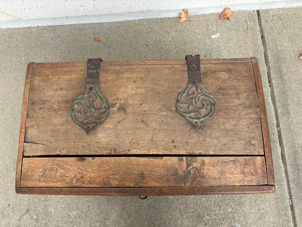 Arqueta barroca española del siglo XVII tallada en roble y hierro con llave original en venta 3
