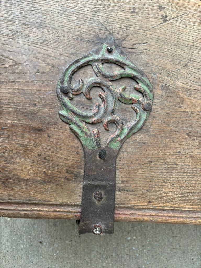 Arqueta barroca española del siglo XVII tallada en roble y hierro con llave original en venta 4