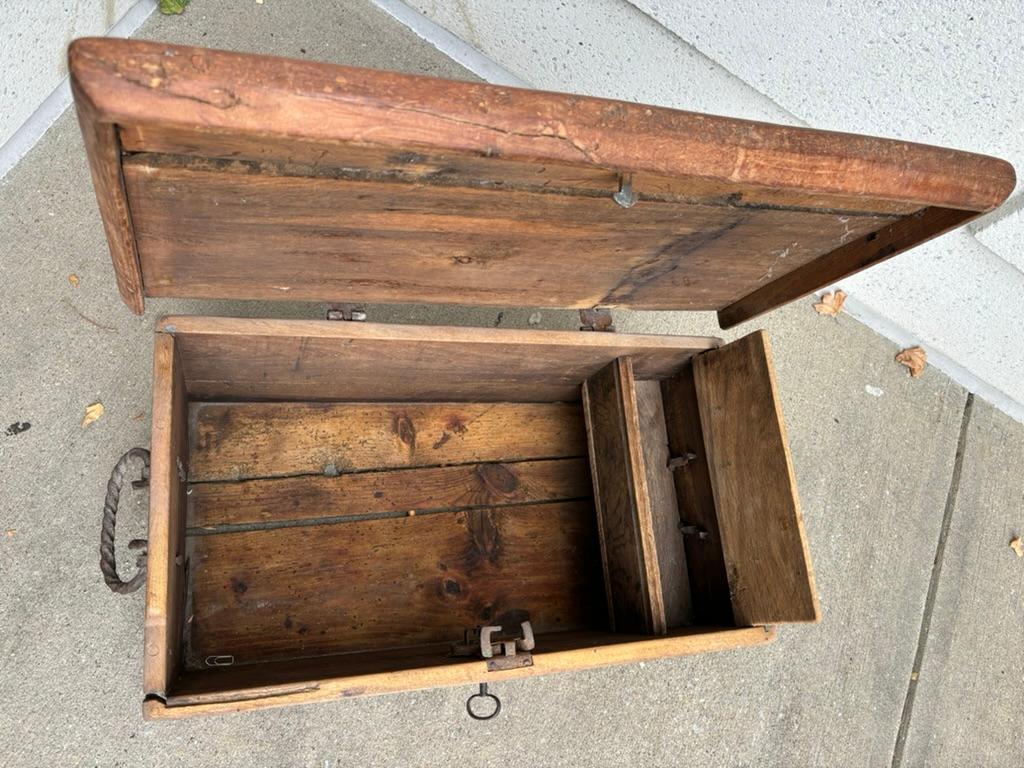 Arqueta barroca española del siglo XVII tallada en roble y hierro con llave original en venta 8
