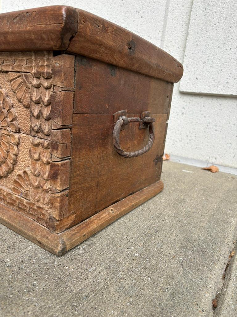 Arqueta barroca española del siglo XVII tallada en roble y hierro con llave original en venta 12