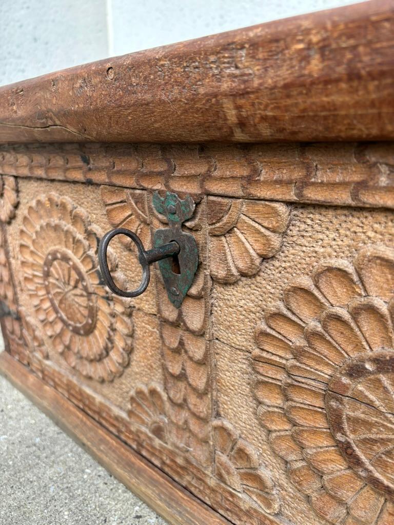 Arqueta barroca española del siglo XVII tallada en roble y hierro con llave original Barroco en venta