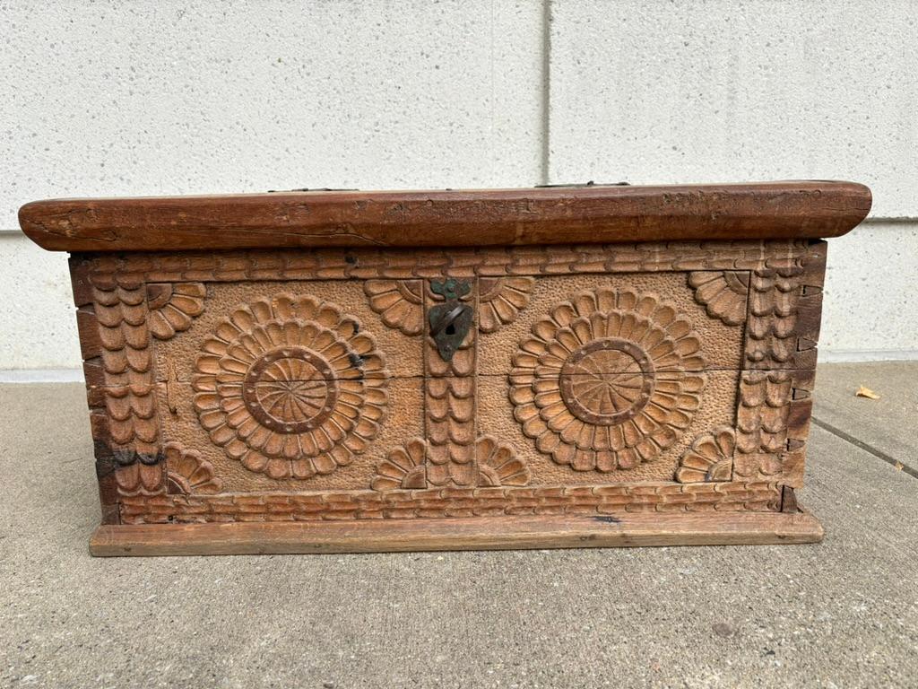 Arqueta barroca española del siglo XVII tallada en roble y hierro con llave original Español en venta