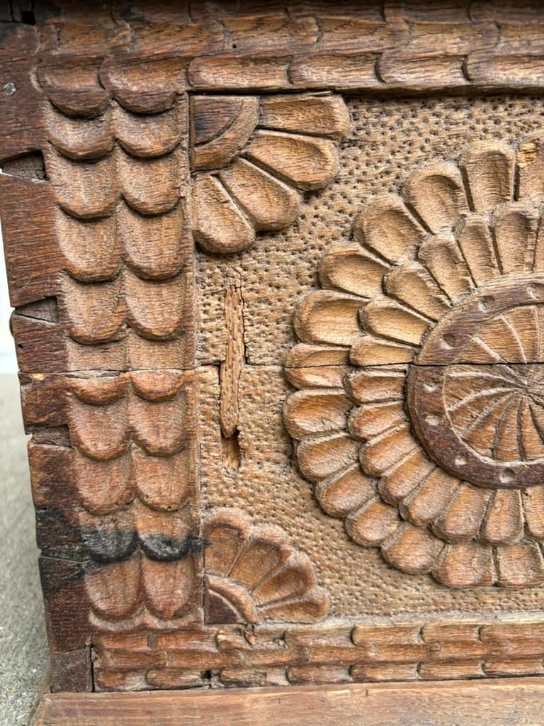 Arqueta barroca española del siglo XVII tallada en roble y hierro con llave original en Bueno estado para la venta en Stamford, CT