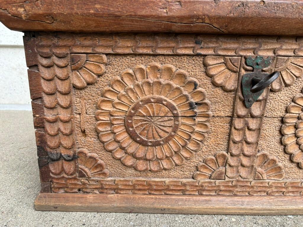 Arqueta barroca española del siglo XVII tallada en roble y hierro con llave original Hierro en venta