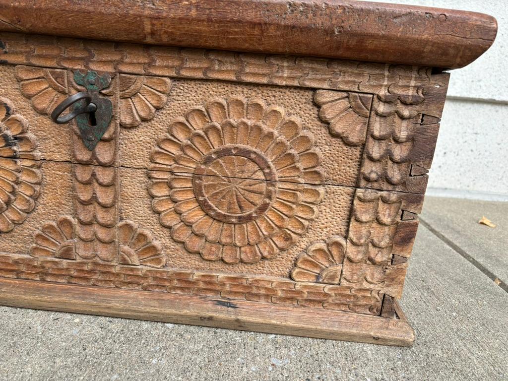 Arqueta barroca española del siglo XVII tallada en roble y hierro con llave original en venta 1