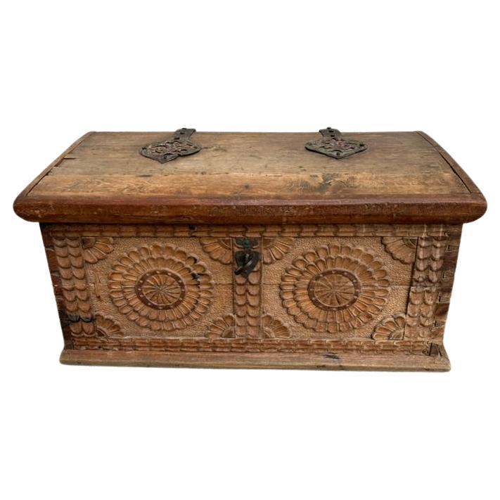 Cassapanca barocca spagnola del XVII secolo in legno di Oak e ferro intagliato con chiave originale
