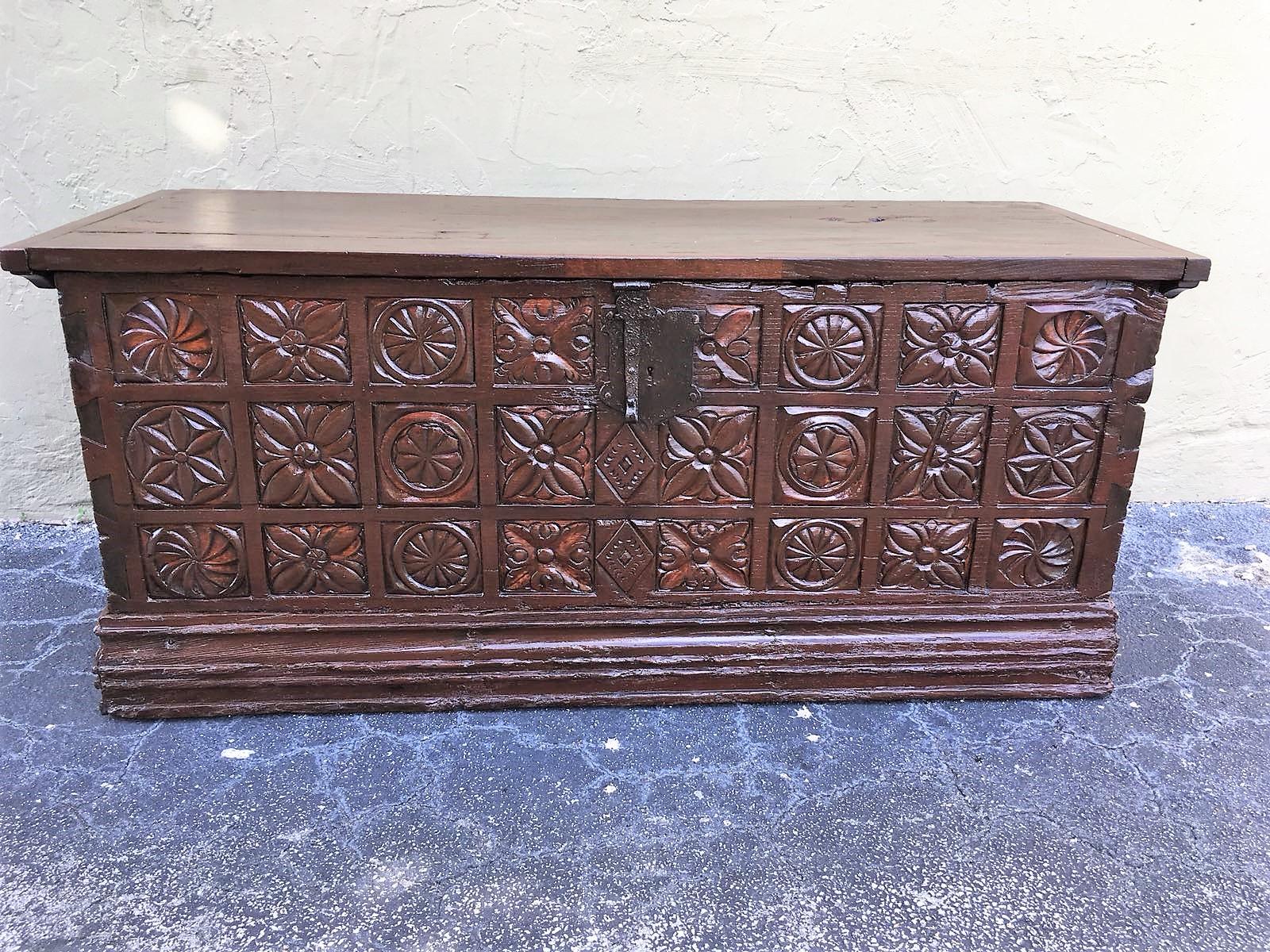 Nice 17th century chest in brown chesnut. Hand carved facade panel with geometrics decorations. Plinth with brace decorations, dovetail assembly with wrought iron wardware.
Add a real show stopper to your interior with this extremely large English