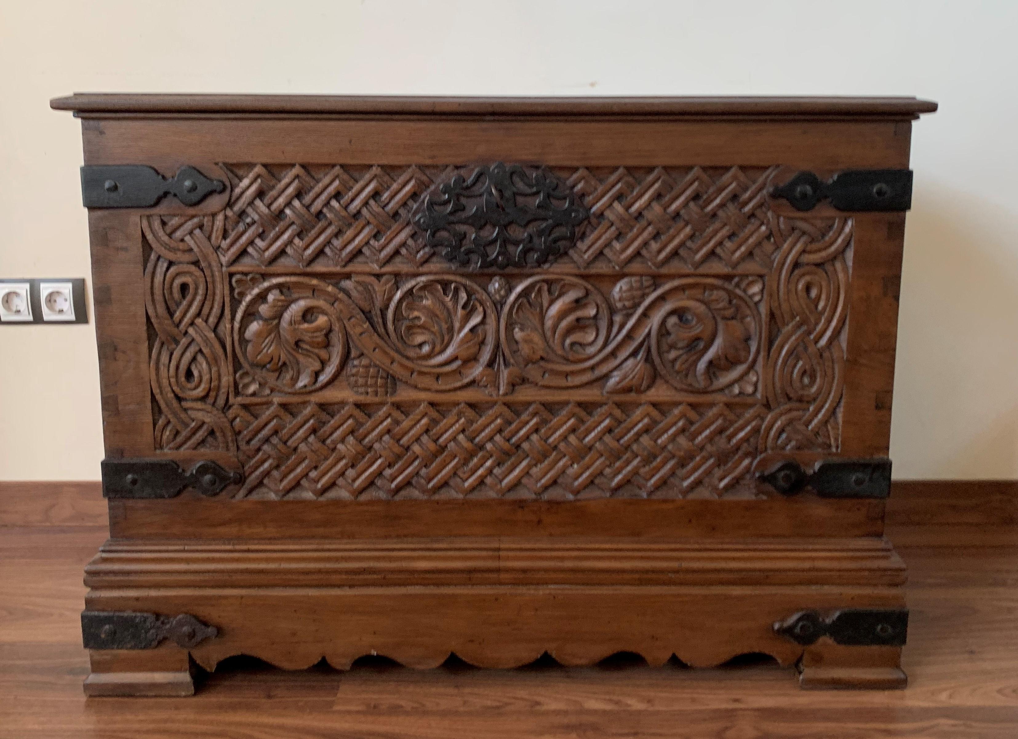 Nice 17th century chest in brown chestnut. Hand carved facade panel with geometrics decorations. Plinth with brace decorations, dovetail assembly with wrought iron ward ware.
Add a real show stopper to your interior with this extremely large