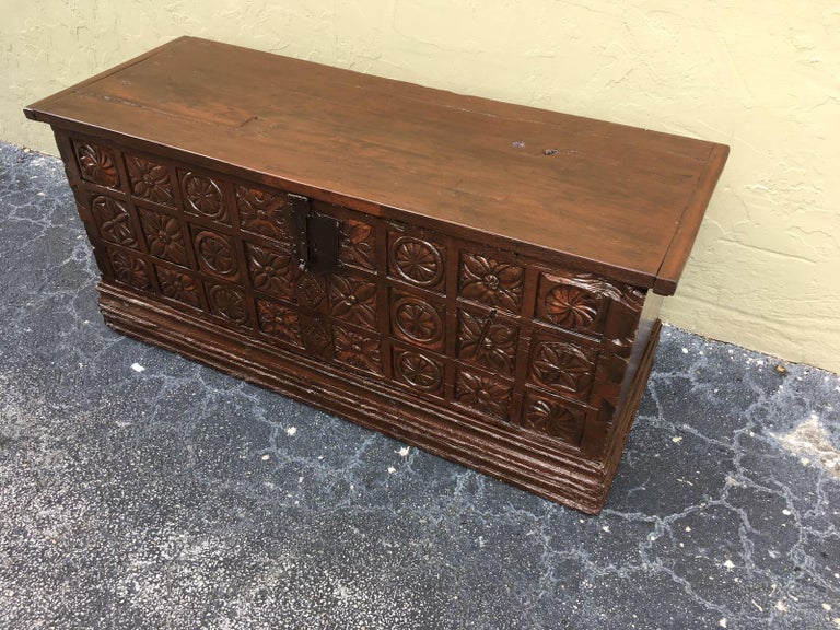 17th Century Spanish Baroque Savoy Hand Carved Chest Trunk In Good Condition For Sale In Miami, FL
