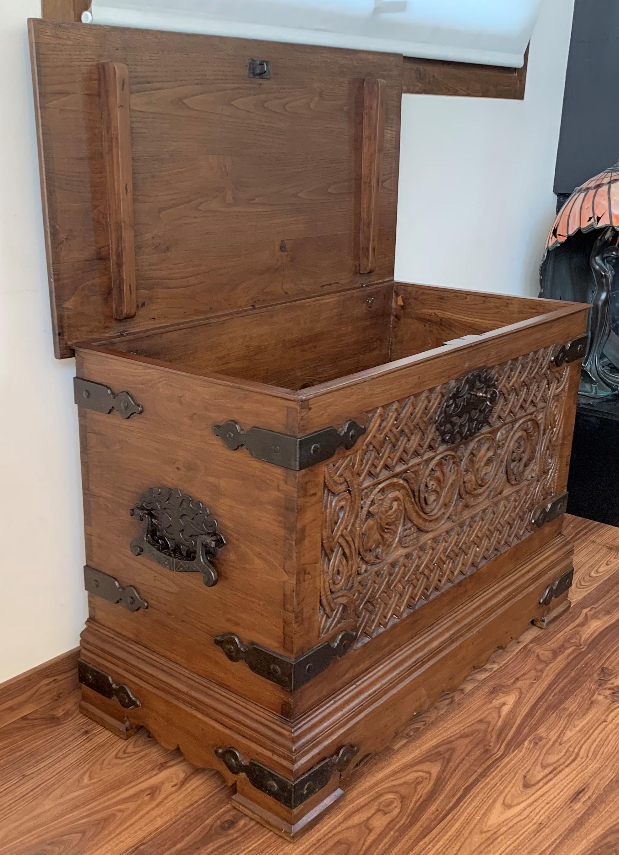 17th Century Spanish Baroque Savoy Hand Carved Chest Trunk In Good Condition In Miami, FL