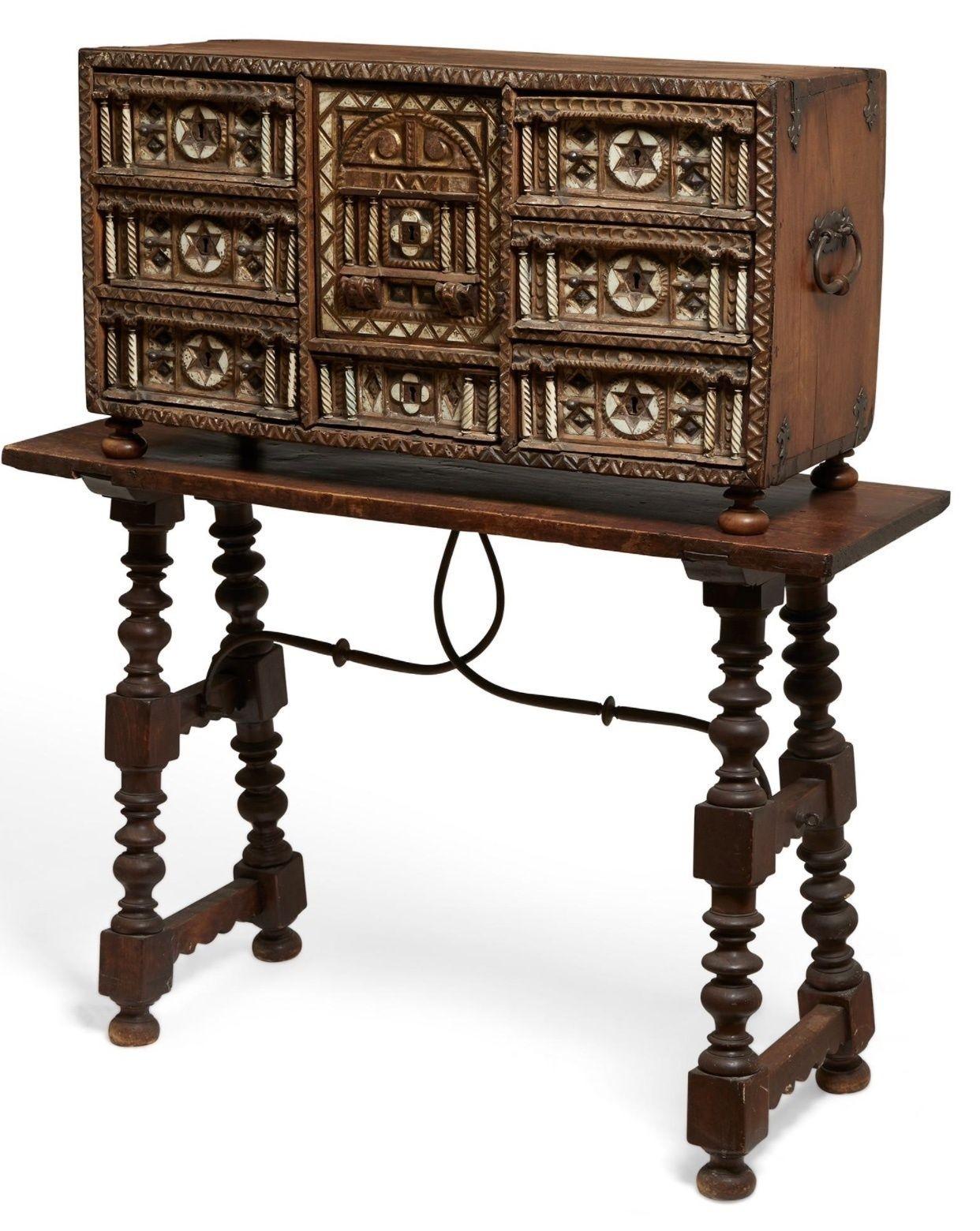 A Spanish baroque table cabinet with inlaid bone and gilt from the 17th century. Dimensions: 50