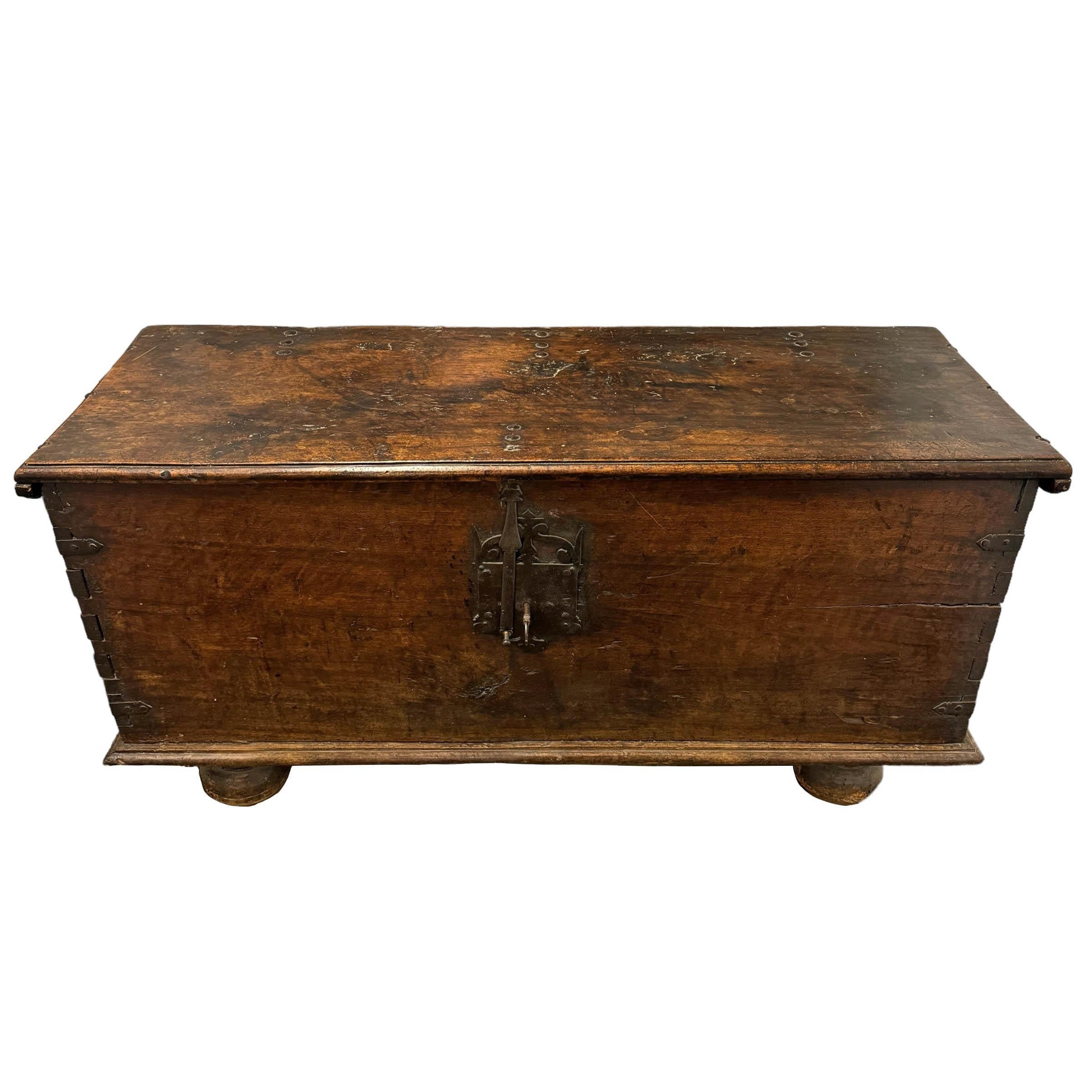 17th Century Spanish Baroque Walnut Trunk In Good Condition For Sale In Chicago, IL