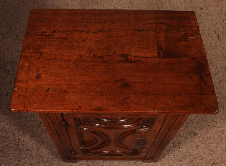17th Century Spanish Bedside Table or in Blond Walnut For Sale