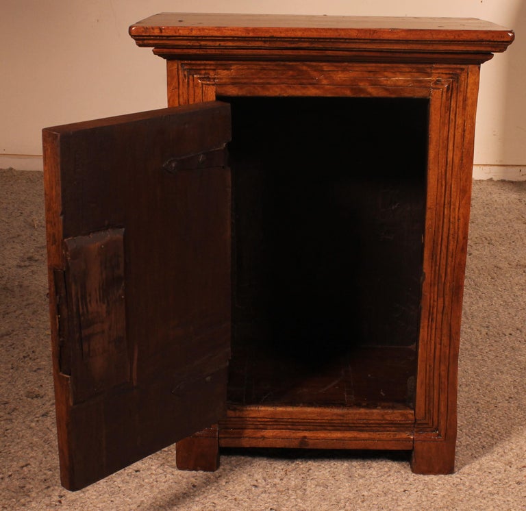 17th Century Spanish Bedside Table or in Blond Walnut For Sale