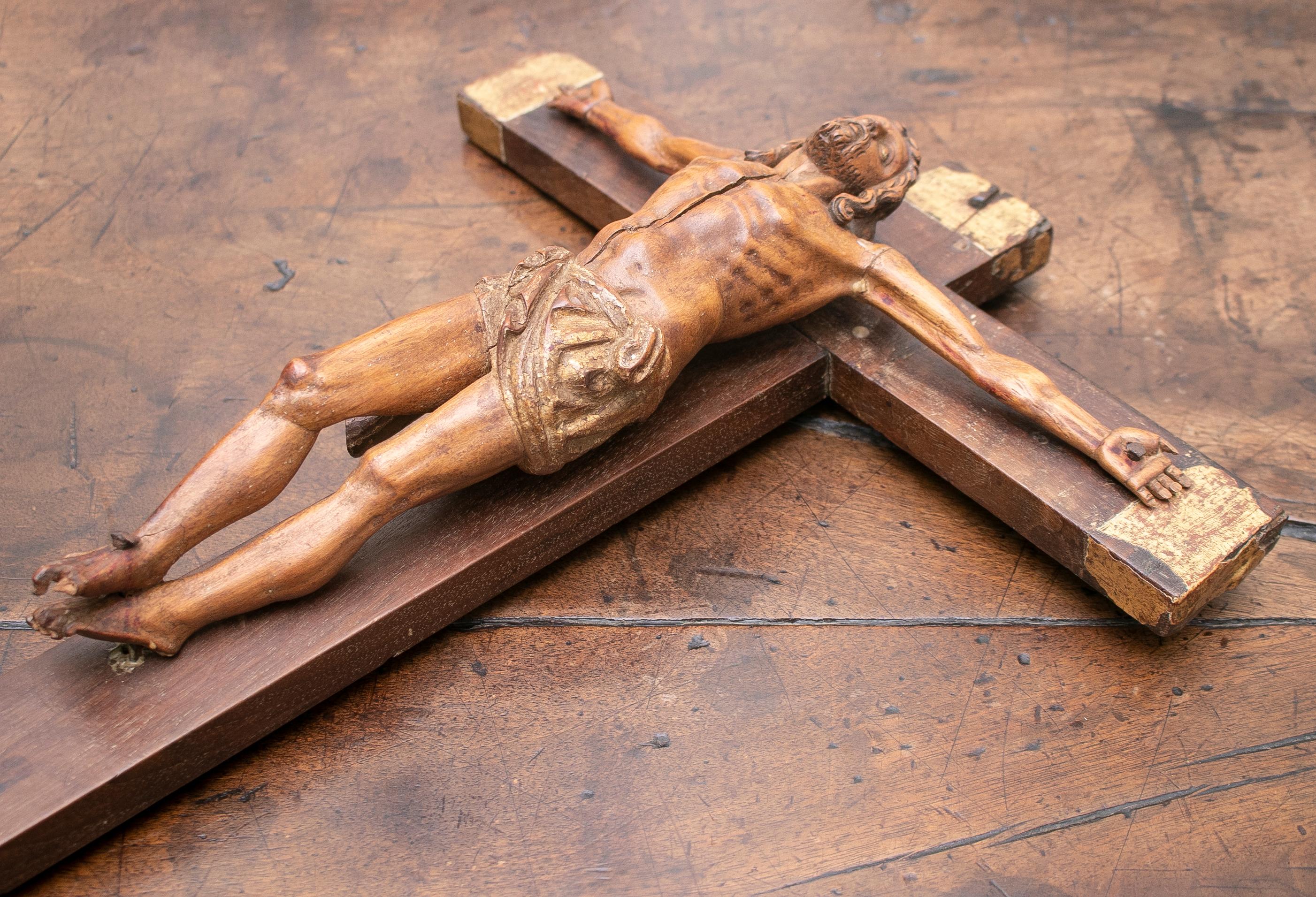 Spanisches Kastanienholz Christus am Kreuz aus dem 17. Jahrhundert (Renaissance) im Angebot