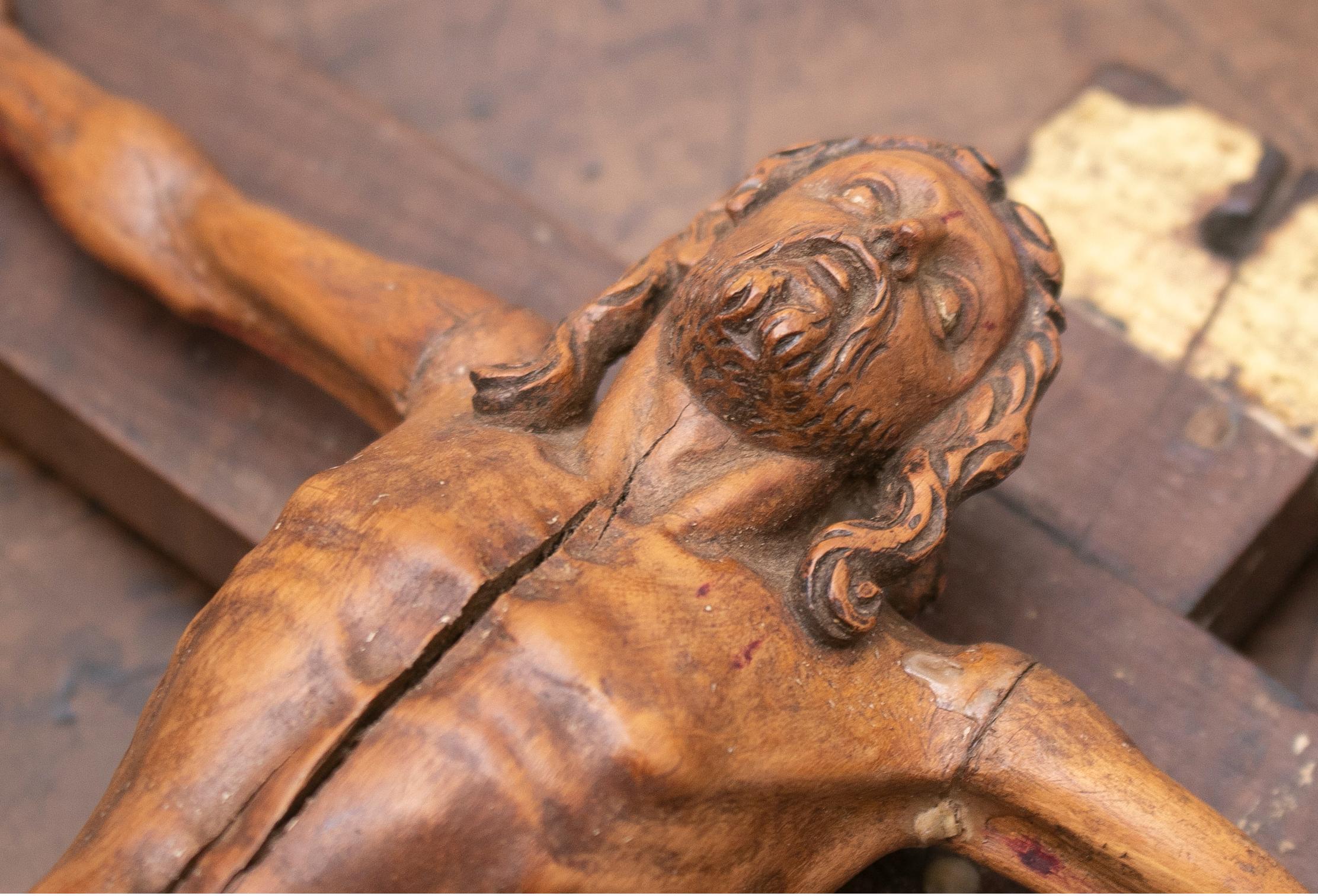Spanisches Kastanienholz Christus am Kreuz aus dem 17. Jahrhundert im Zustand „Gut“ im Angebot in Marbella, ES