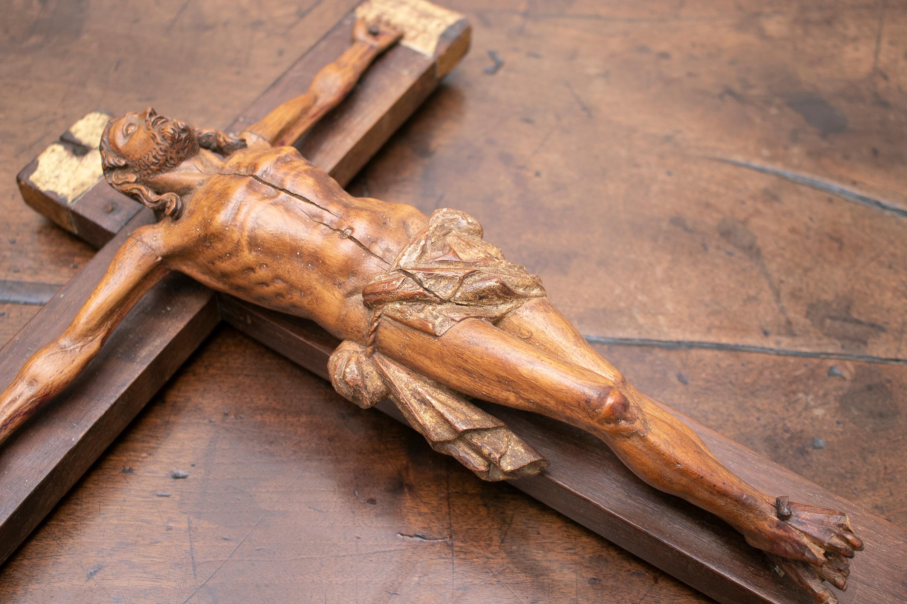 Spanisches Kastanienholz Christus am Kreuz aus dem 17. Jahrhundert im Angebot 2