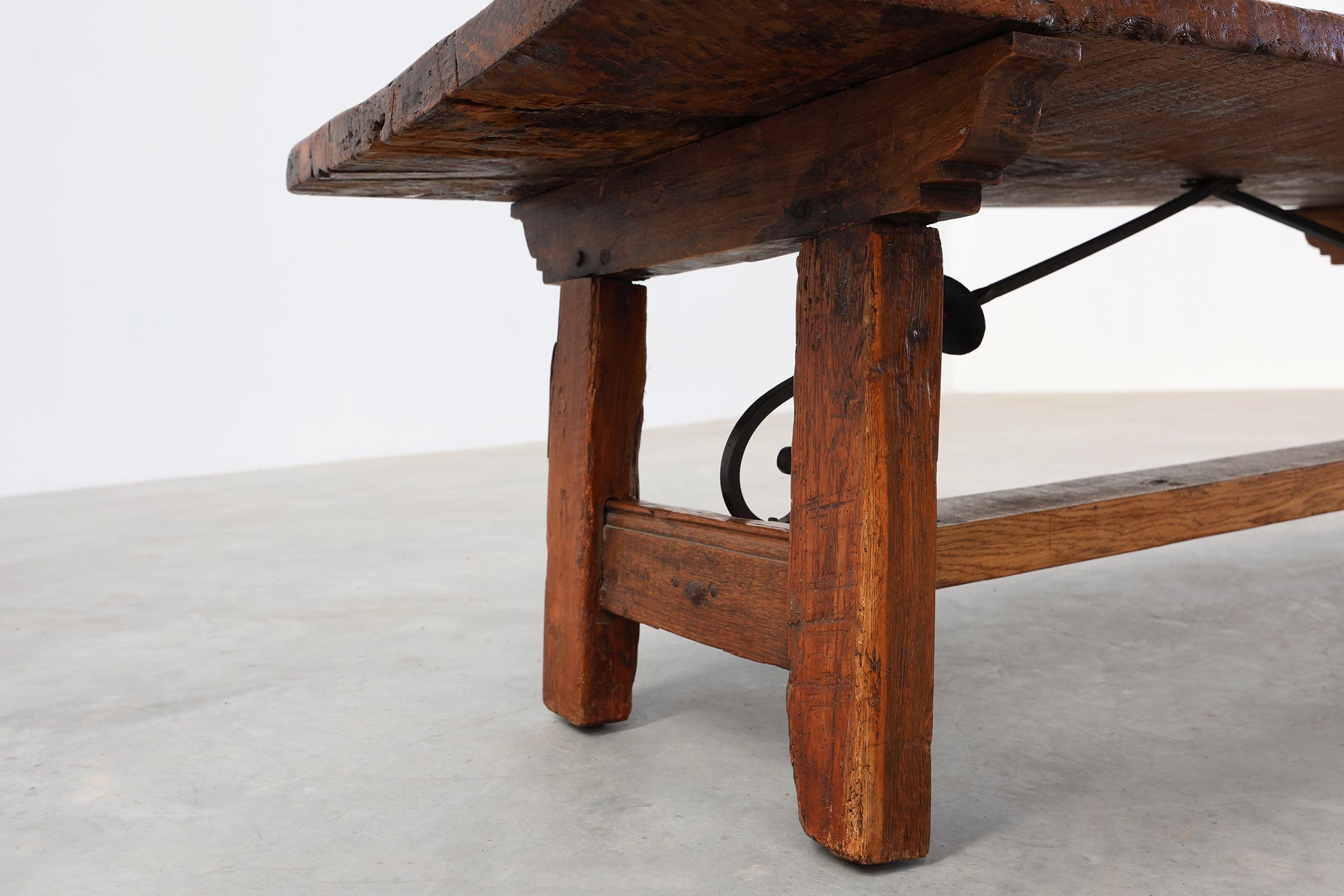 Mesa de centro Brutalista Española del Siglo XVII en madera y hierro forjado en venta 3