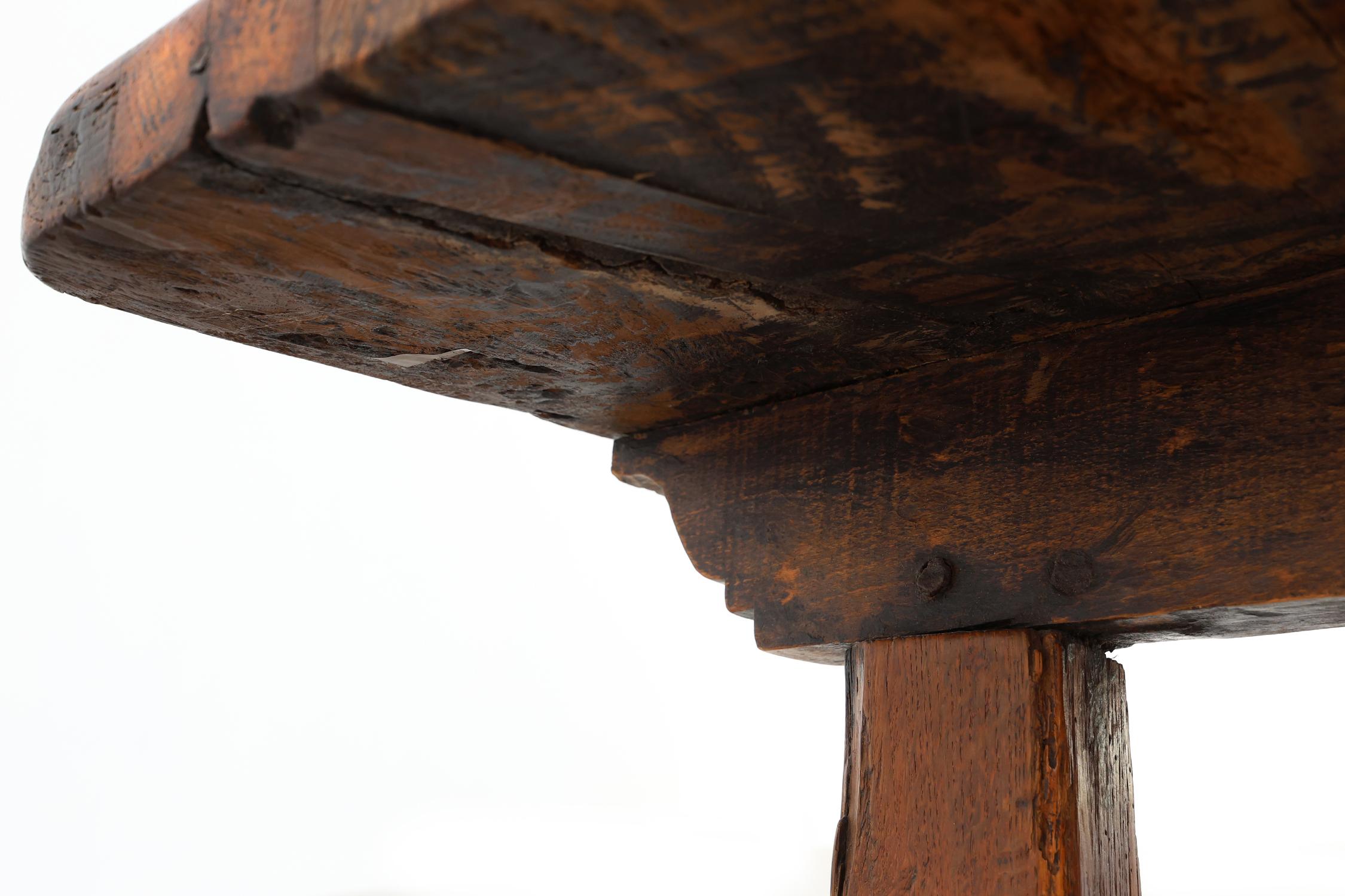 Mesa de centro Brutalista Española del Siglo XVII en madera y hierro forjado en venta 4