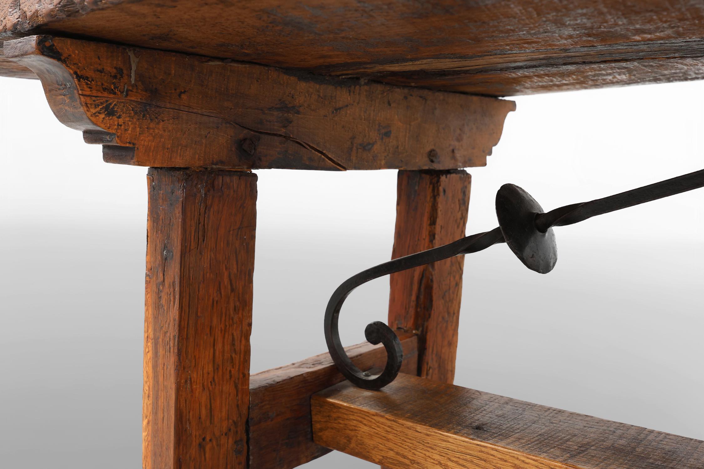 Mesa de centro Brutalista Española del Siglo XVII en madera y hierro forjado en venta 7