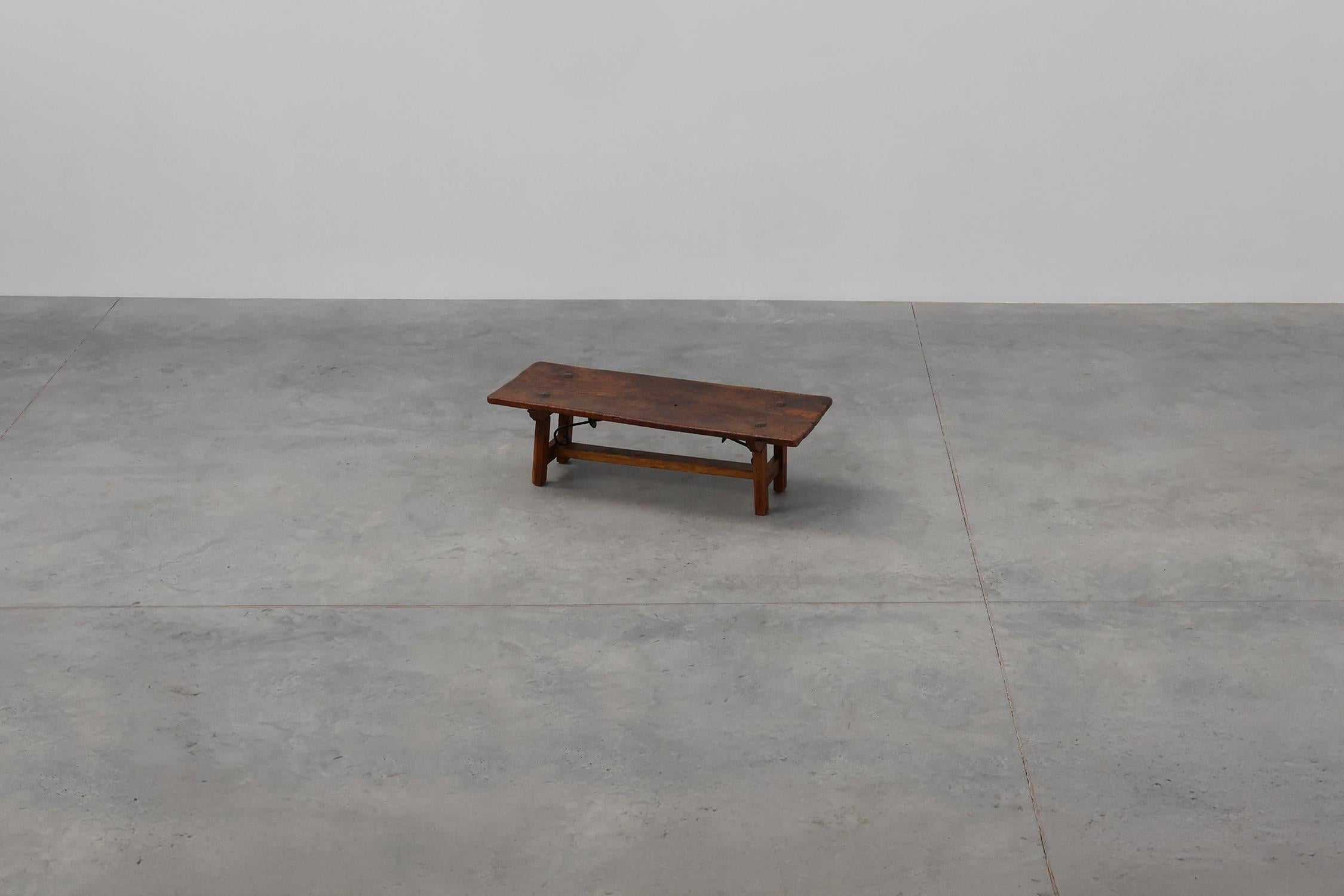Mesa de centro Brutalista Española del Siglo XVII en madera y hierro forjado en venta 8