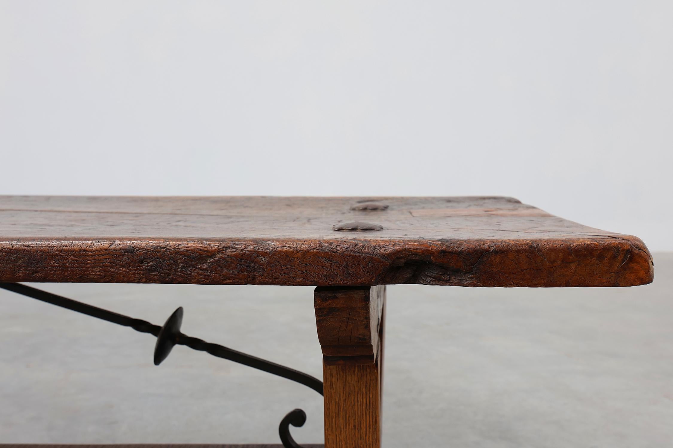 Mesa de centro Brutalista Española del Siglo XVII en madera y hierro forjado Rústico en venta