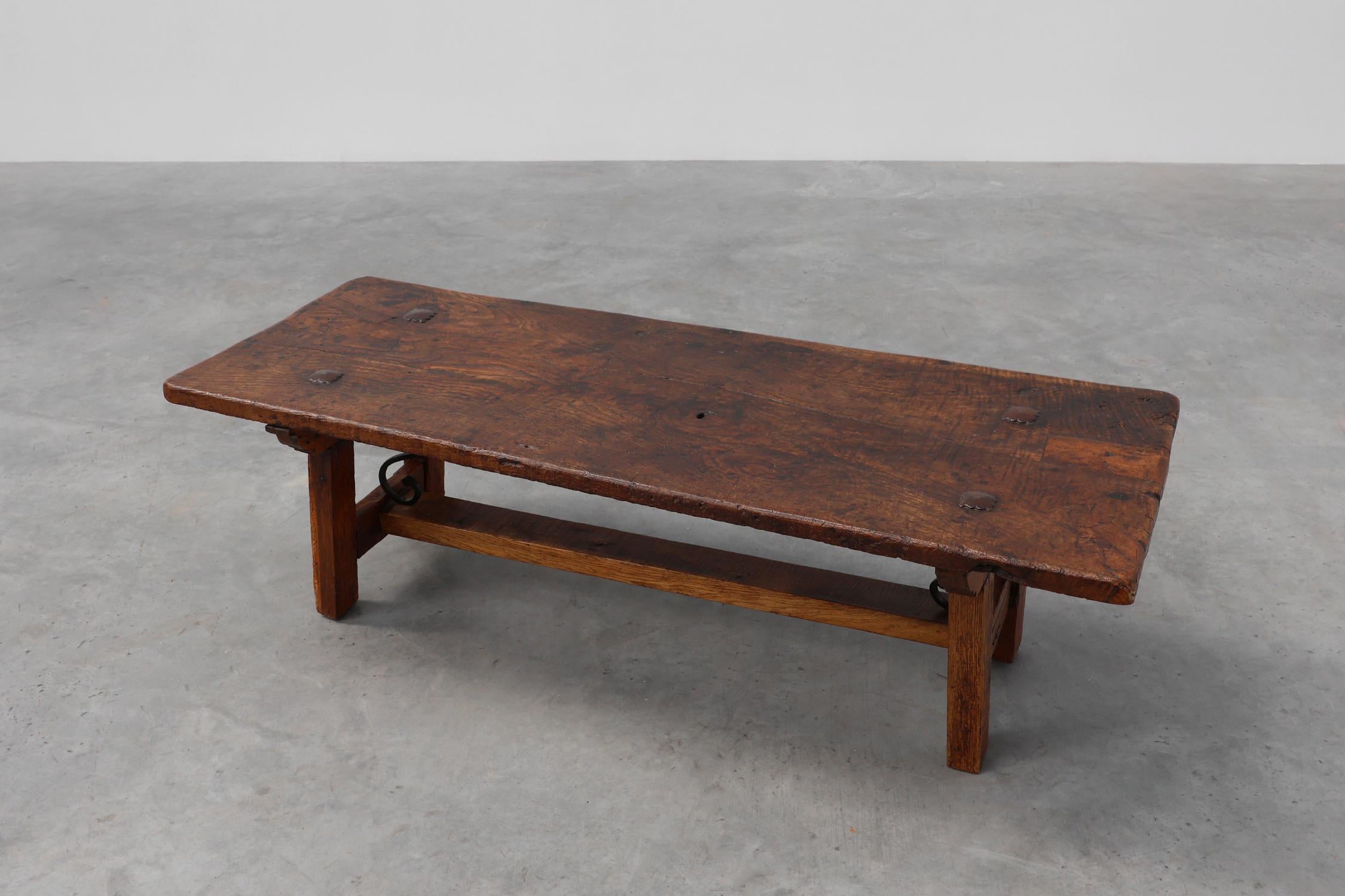 Mesa de centro Brutalista Española del Siglo XVII en madera y hierro forjado Hecho a mano en venta