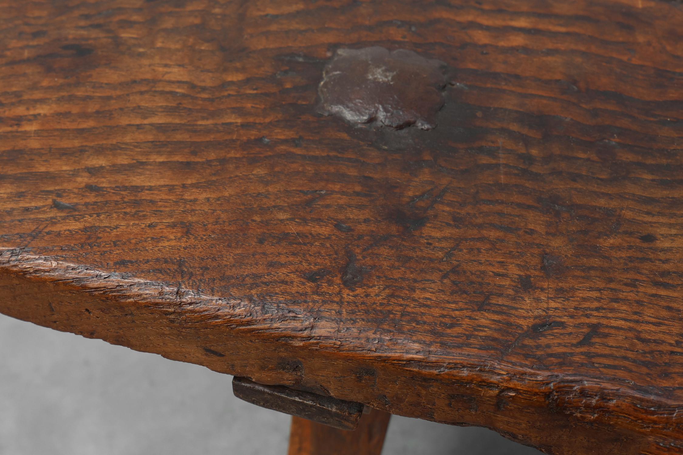 Mesa de centro Brutalista Española del Siglo XVII en madera y hierro forjado siglo XVIII y antes en venta