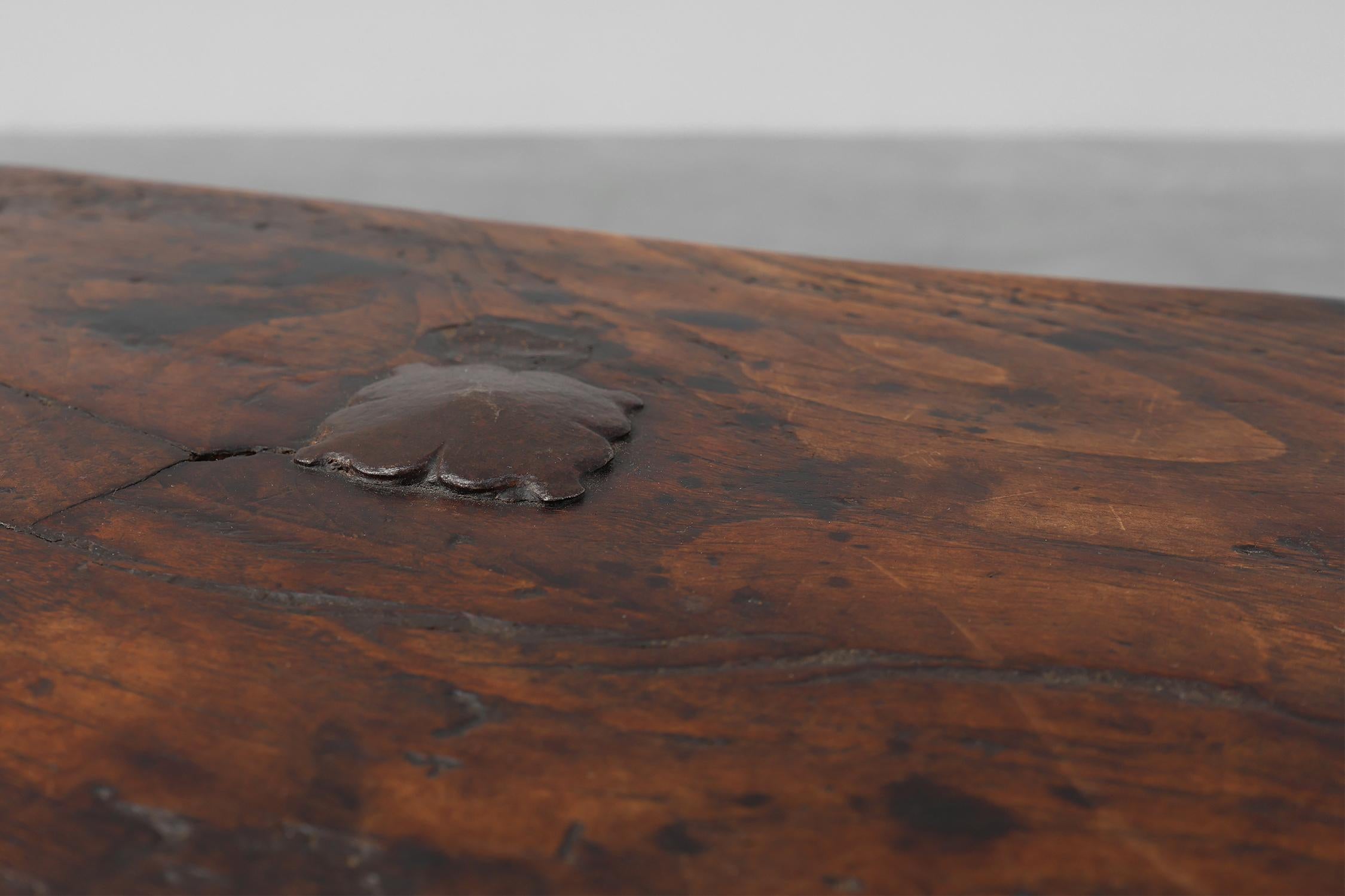 Mesa de centro Brutalista Española del Siglo XVII en madera y hierro forjado Hierro forjado en venta