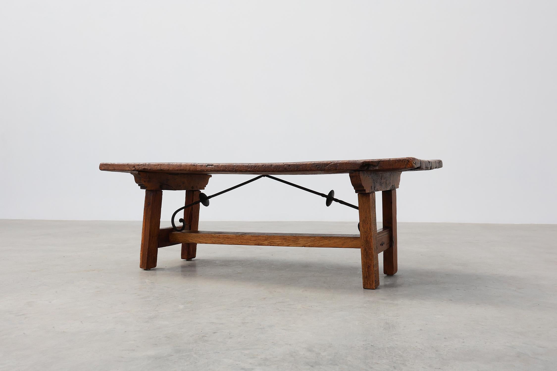 Mesa de centro Brutalista Española del Siglo XVII en madera y hierro forjado en venta 2