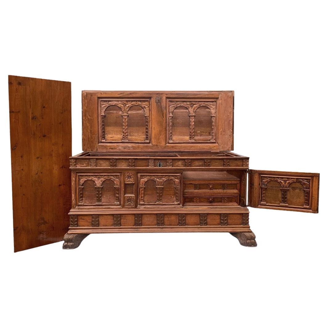 Esta arqueta española de nogal tallado del siglo XVII es un exquisito ejemplo de mueble barroco, que exhibe una intrincada artesanía y las ricas tradiciones estéticas de la época. Fabricado en nogal macizo, el arcón presenta elaboradas tallas con