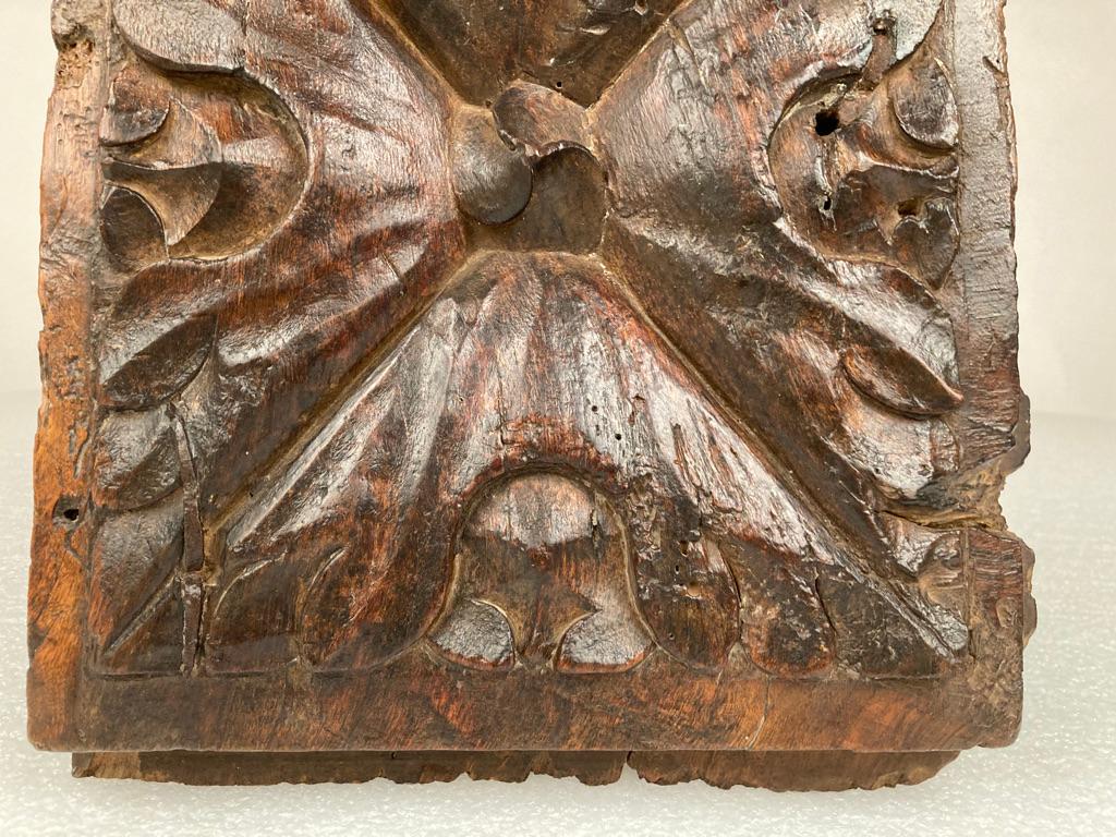 Panneau de porte espagnol du 17ème siècle en noyer sculpté en vente 4