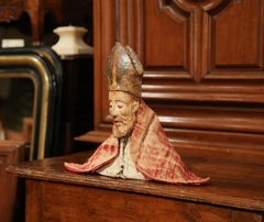 Busto episcopal policromado en nogal tallado español del siglo XVII con sotana de terciopelo