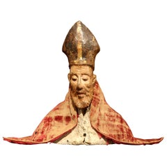 Buste d'évêque polychrome espagnol du 17ème siècle en noyer sculpté avec casquette en velours