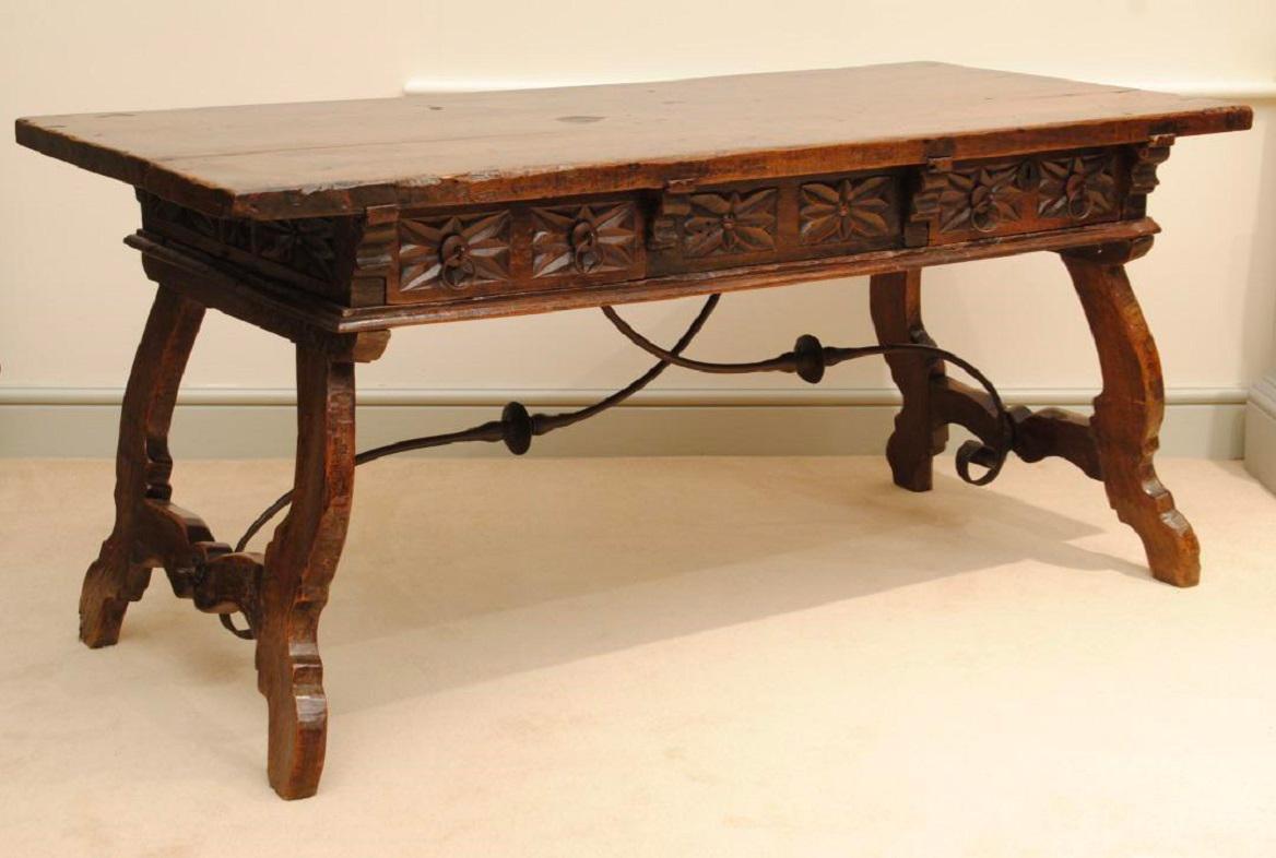 17th Century Spanish Carved Walnut Table In Good Condition In Lincolnshire, GB