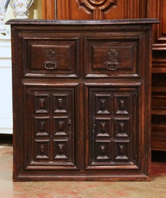 Spanischer, katalanischer, geschnitzter zweitüriger Buffetschrank aus Nussbaumholz, 17. Jahrhundert