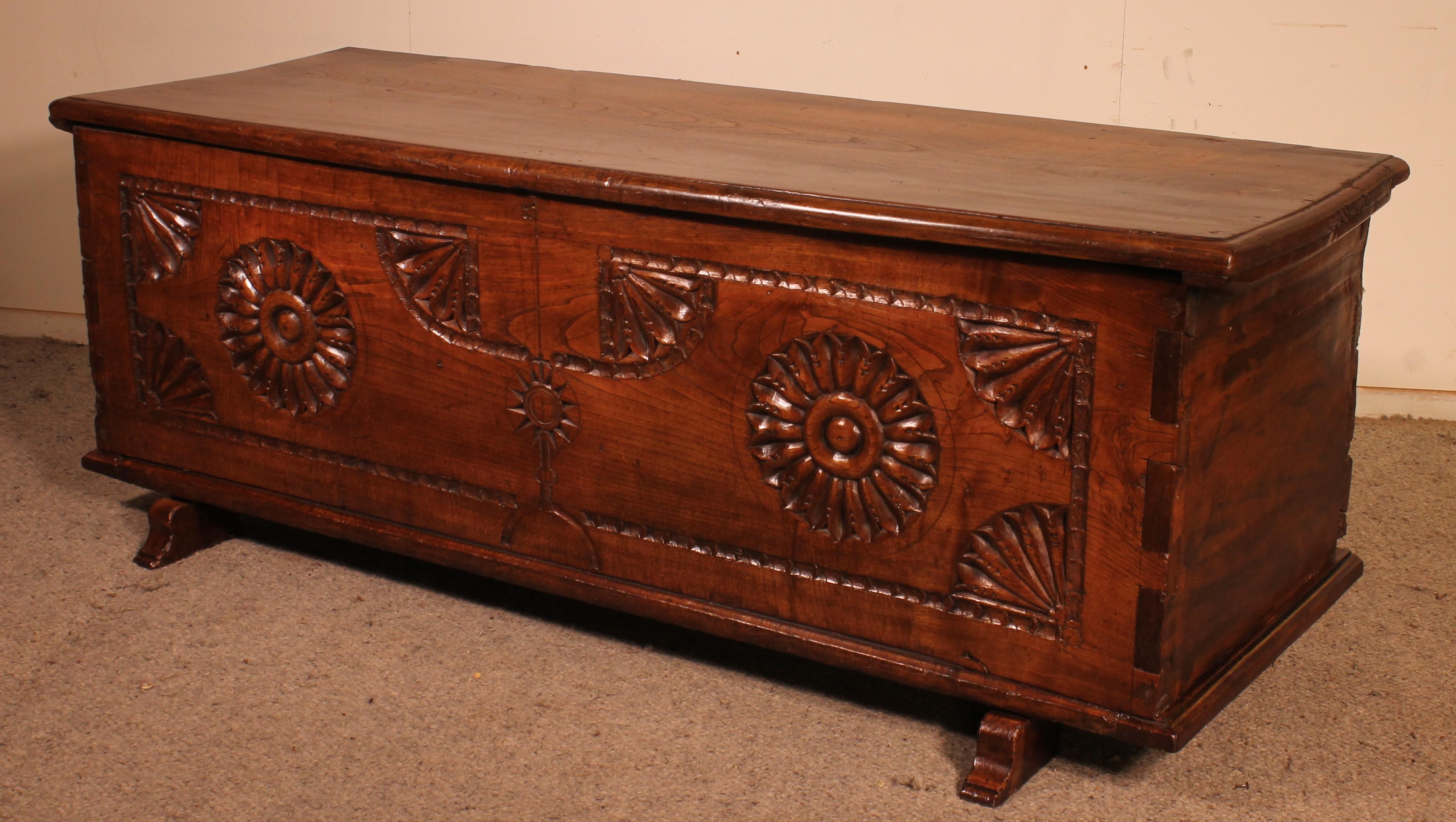 17th Century Spanish Chest In Good Condition For Sale In Brussels, Brussels