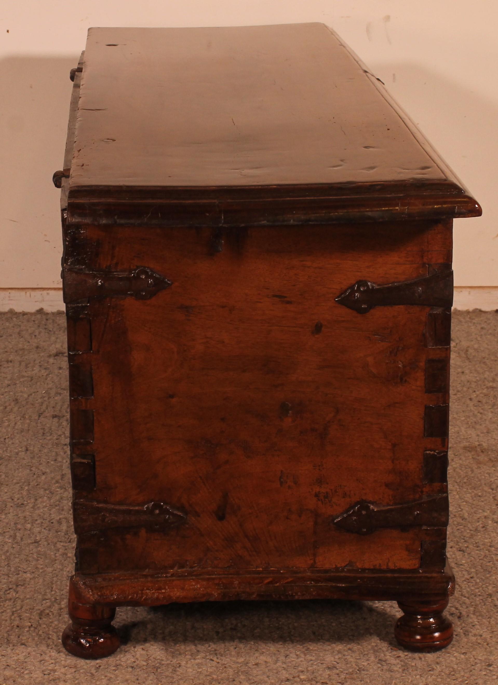 17th Century Spanish Chest In Walnut For Sale 5