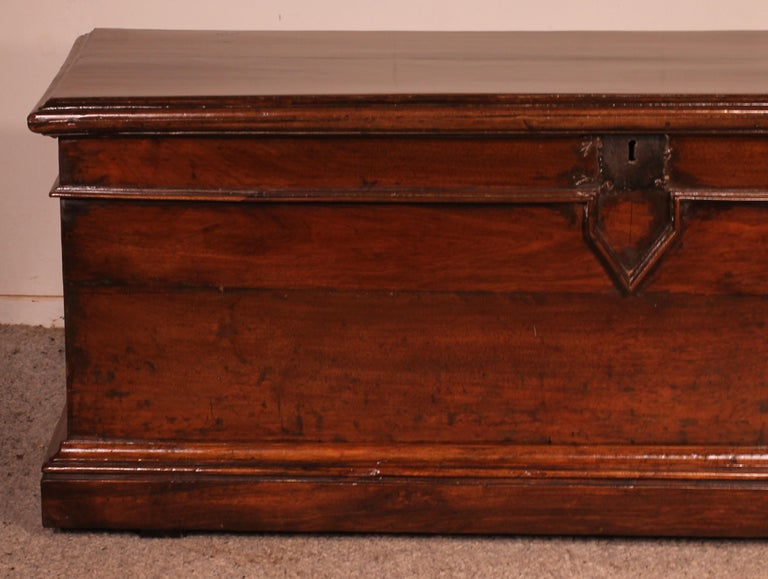 17th Century, Spanish Chest in Walnut In Good Condition For Sale In Brussels, Brussels
