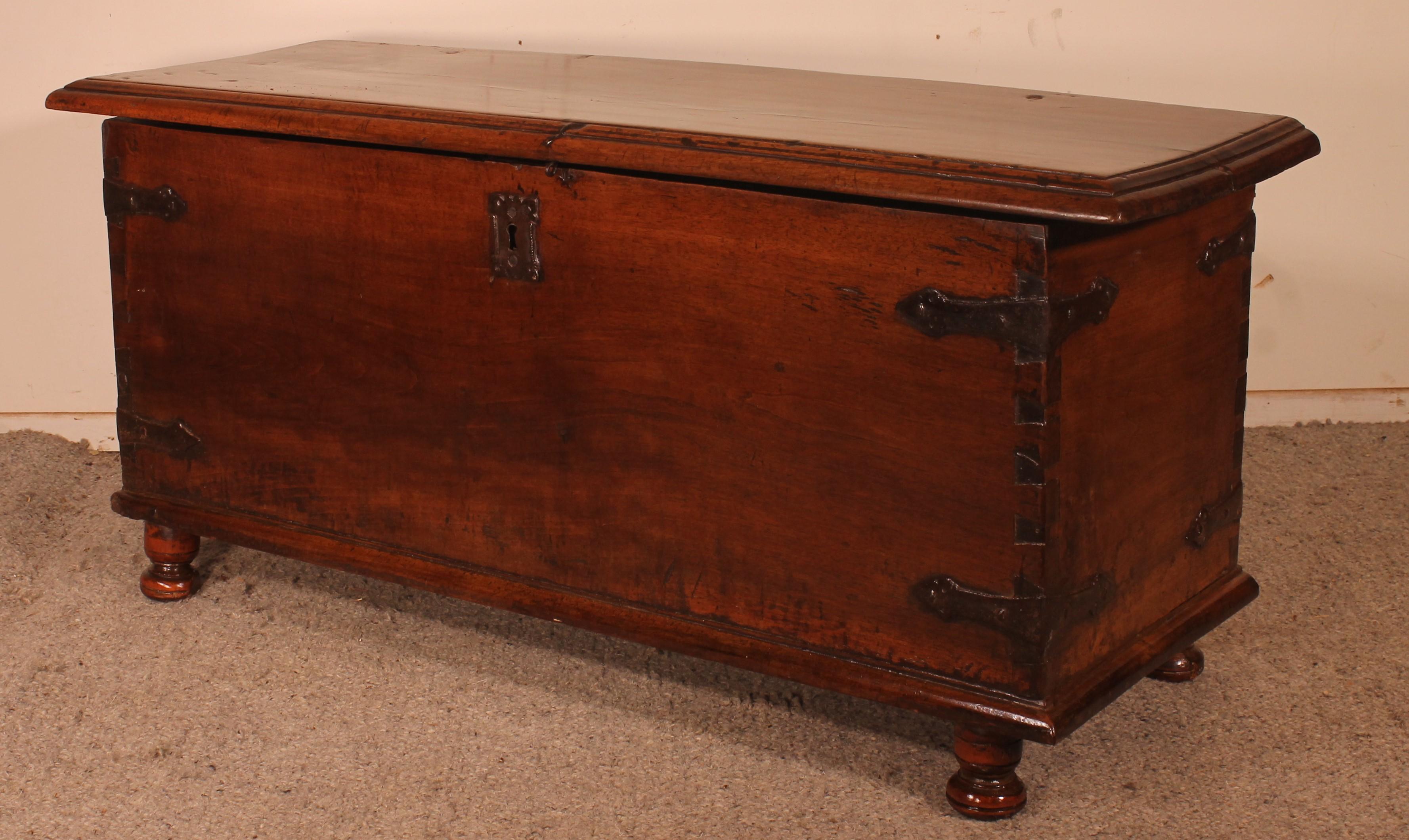 17th Century Spanish Chest In Walnut For Sale 1