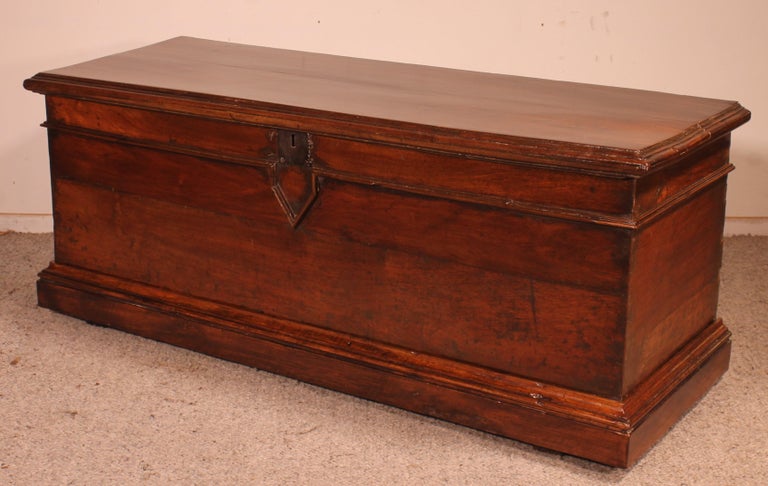 17th Century, Spanish Chest in Walnut For Sale 4